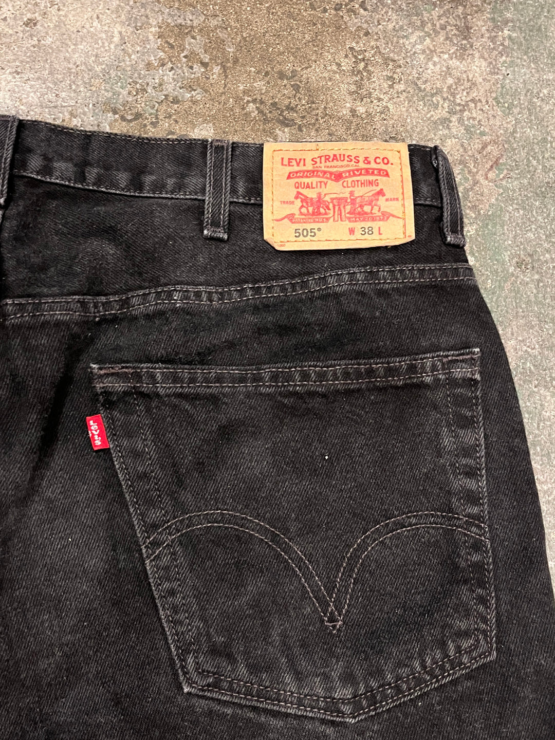 2000s "Levi's" 505 black denim shorts W38