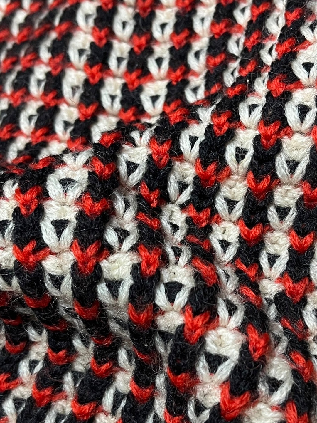 white × red × black links stitch knit