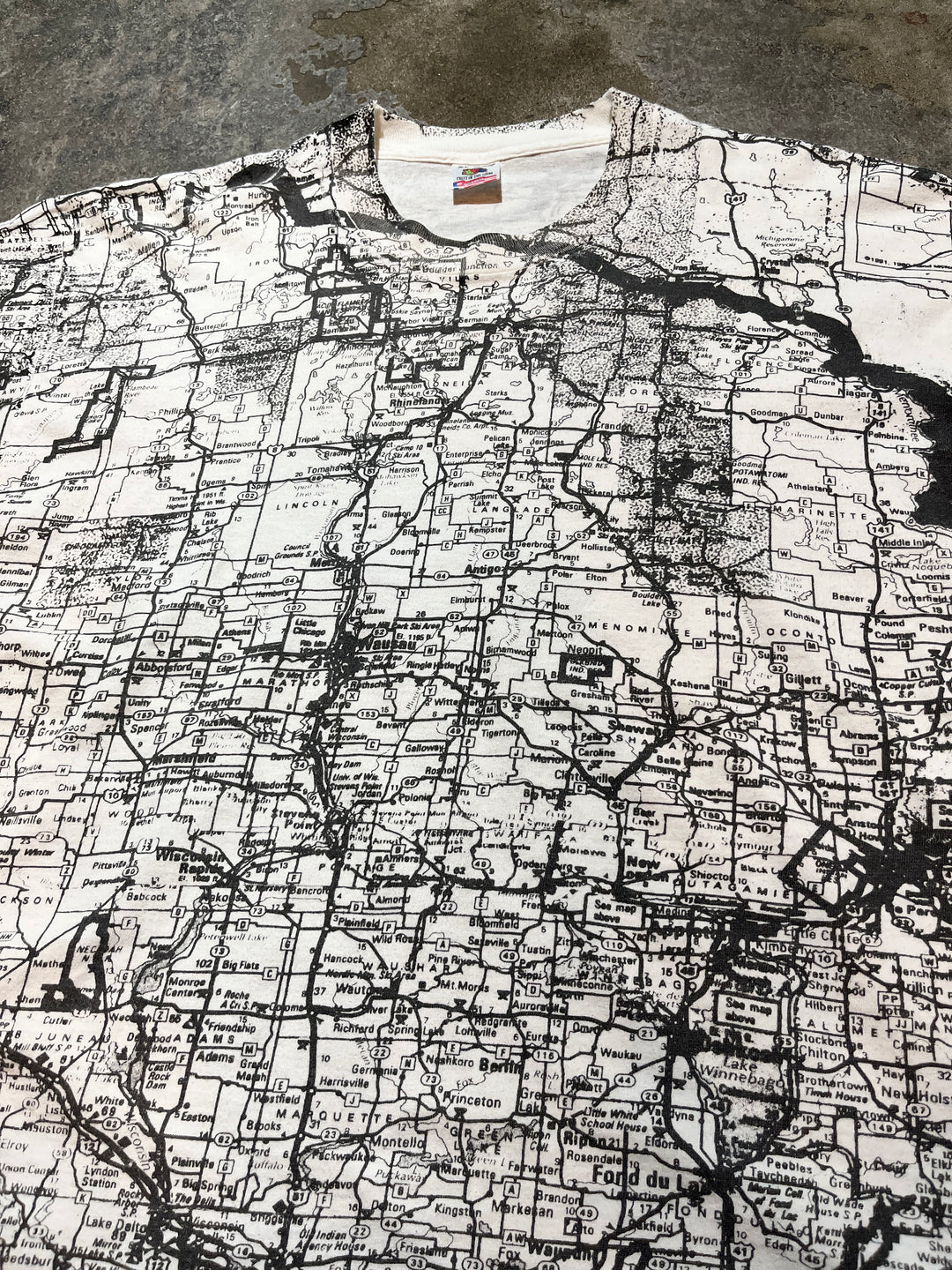 1990s  USA made Wisconsin map all over print T-shirt