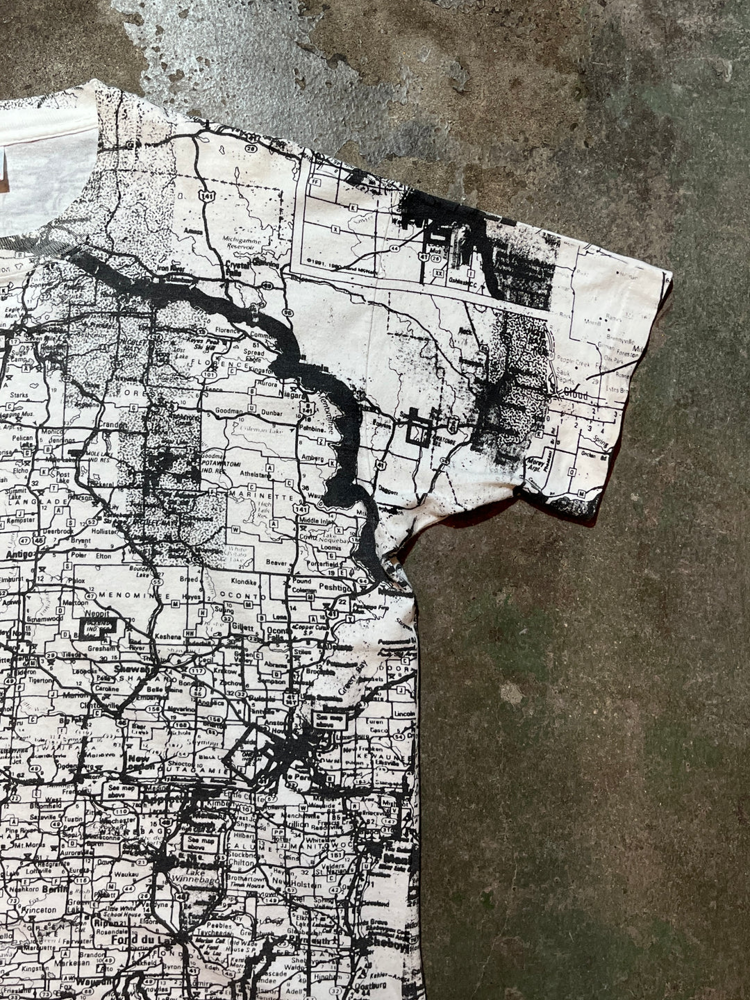1990s  USA made Wisconsin map all over print T-shirt