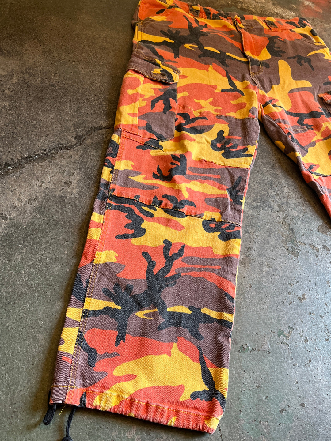 2000s "DAWN OF PLOOF" orange camouflage cargo pants