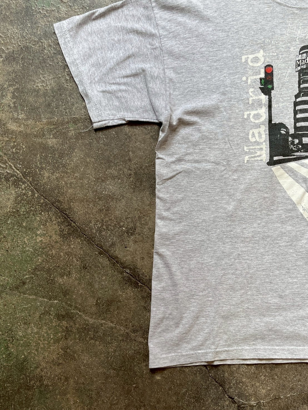 2000s Madrid urban view graphic souvenir T-shirt