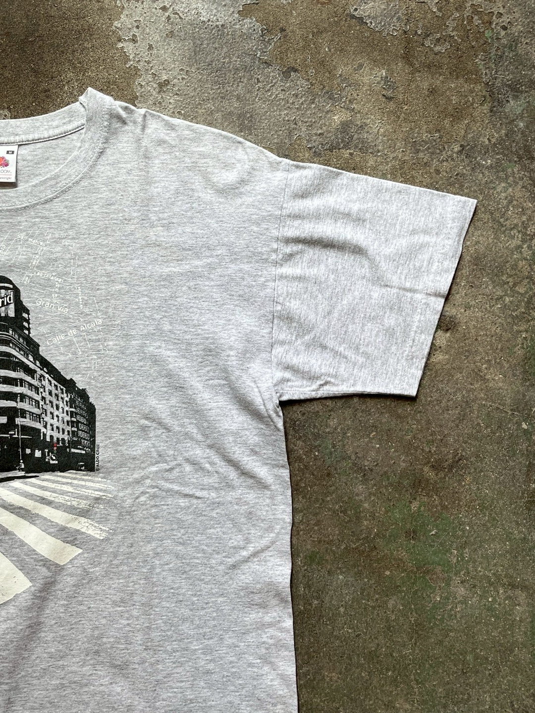 2000s Madrid urban view graphic souvenir T-shirt